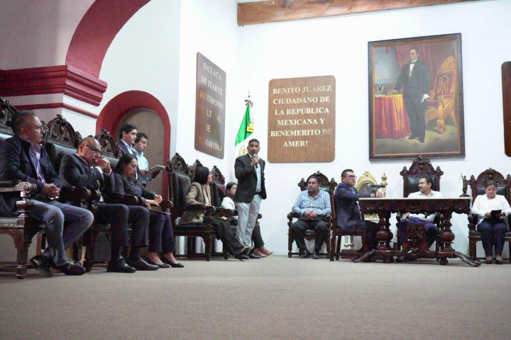 Autoriza Cabildo de Oaxaca de Juárez licencia de agentes municipales de Santa Rosa y Cinco Señores