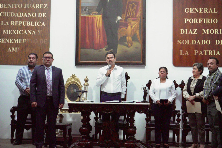 Autoriza Cabildo de Oaxaca de Juárez licencia de agentes municipales de Santa Rosa y Cinco Señores