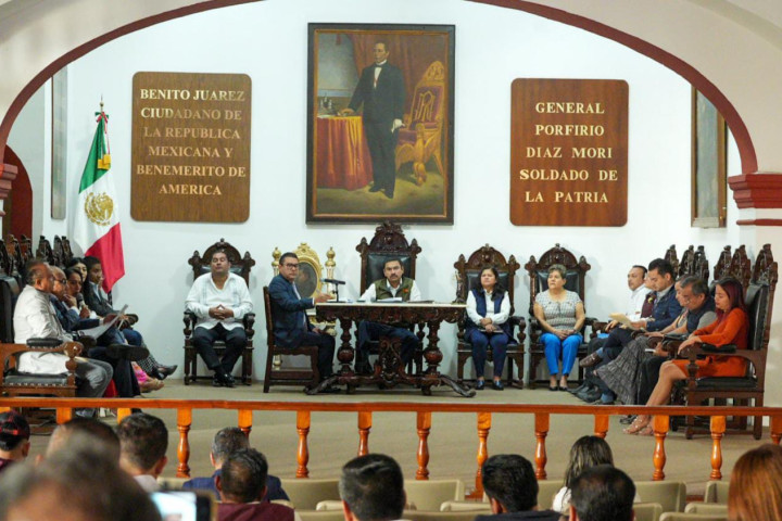 Cabildo de Oaxaca de Juárez sesiona y aprueba ocho dictámenes en cartera