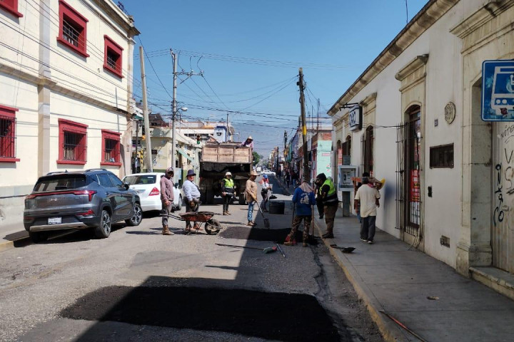 Cuadrillas de "Tache al Bache" realizan trabajos para mejorar las vialidades de Oaxaca de Juárez