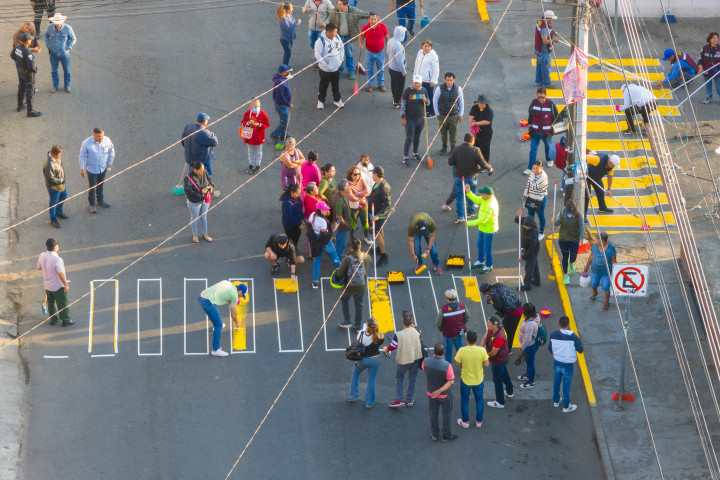 Vecinas y vecinos de la Colonia Volcanes dan vida a espacios públicos con Tequio
