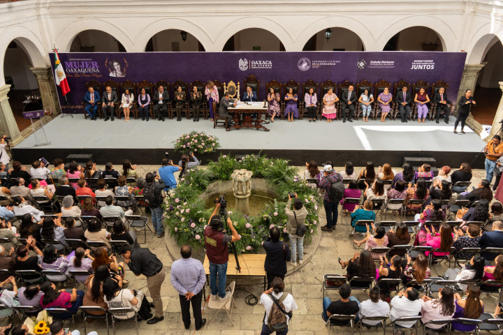 Entrega Cabildo de Oaxaca de Juárez la Distinción Ciudadana “Mujer Oaxaqueña Alicia Lilia Porras Mazari"
