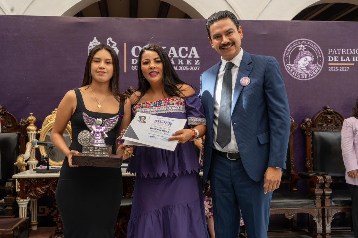 Entrega Cabildo de Oaxaca de Juárez la Distinción Ciudadana “Mujer Oaxaqueña Alicia Lilia Porras Mazari"