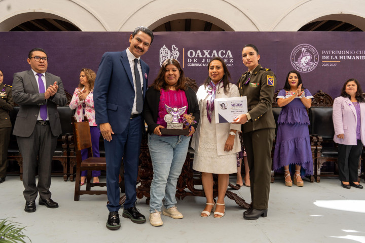Entrega Cabildo de Oaxaca de Juárez la Distinción Ciudadana “Mujer Oaxaqueña Alicia Lilia Porras Mazari"