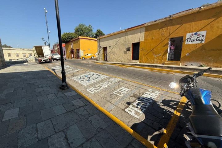 Espacios de estacionamiento para personas con discapacidad fueron reubicados para mayor accesibilidad
