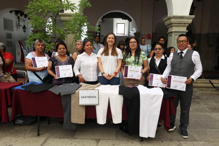 Vecinas y vecinos concluyen de manera exitosa cursos en Escuela Municipal de Artes y Oficios