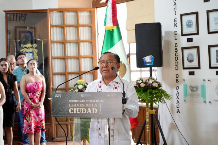 Entrega Municipio de Oaxaca de Juárez distinción "Llaves de la Ciudad" a activistas migrantes