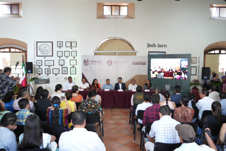 Entrega Municipio de Oaxaca de Juárez distinción "Llaves de la Ciudad" a activistas migrantes