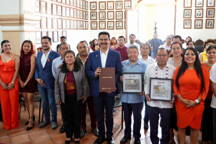 Entrega Municipio de Oaxaca de Juárez distinción "Llaves de la Ciudad" a activistas migrantes