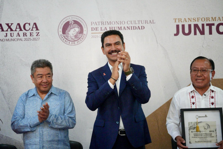 Entrega Municipio de Oaxaca de Juárez distinción "Llaves de la Ciudad" a activistas migrantes