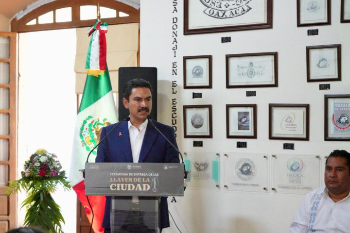 Entrega Municipio de Oaxaca de Juárez distinción "Llaves de la Ciudad" a activistas migrantes