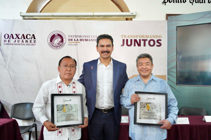Entrega Municipio de Oaxaca de Juárez distinción "Llaves de la Ciudad" a activistas migrantes