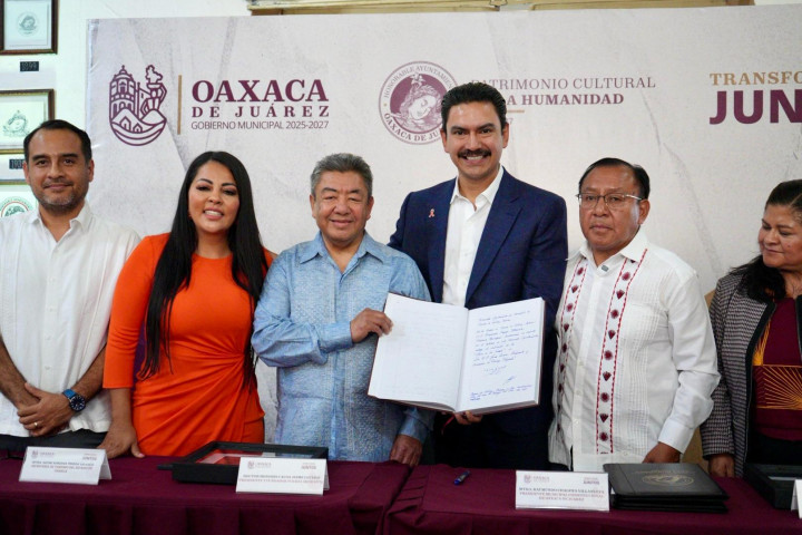 Entrega Municipio de Oaxaca de Juárez distinción "Llaves de la Ciudad" a activistas migrantes