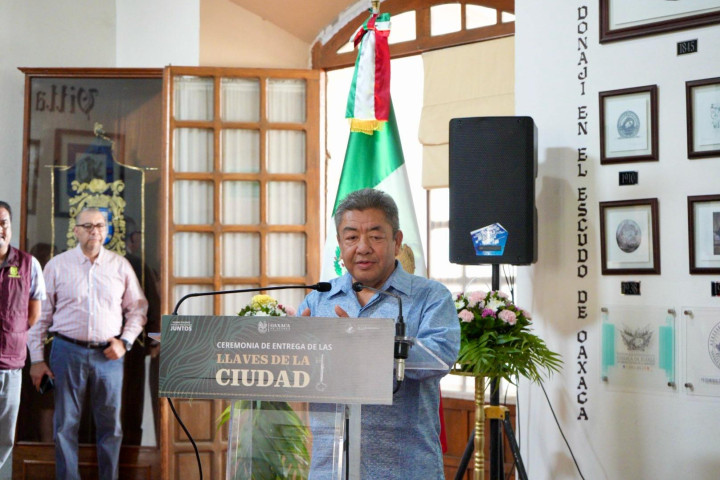 Entrega Municipio de Oaxaca de Juárez distinción "Llaves de la Ciudad" a activistas migrantes