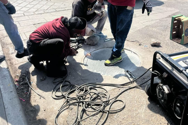 Se realizan trabajos de poda y limpieza para mantener en buen estado los espacios públicos de Oaxaca de Juárez