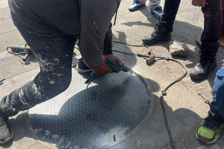 Se realizan trabajos de poda y limpieza para mantener en buen estado los espacios públicos de Oaxaca de Juárez