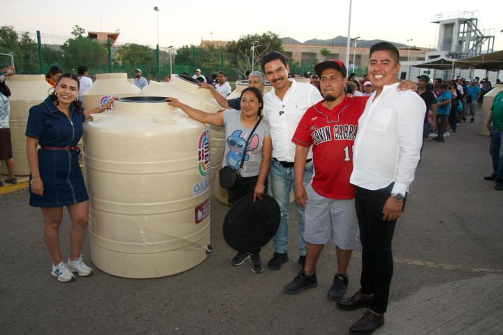 Entrega Ray Chagoya tinacos a familias de Santa Rosa Panzacola