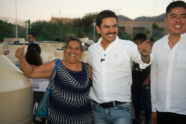 Entrega Ray Chagoya tinacos a familias de Santa Rosa Panzacola