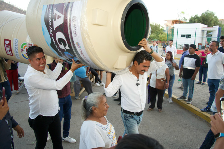Entrega Ray Chagoya tinacos a familias de Santa Rosa Panzacola