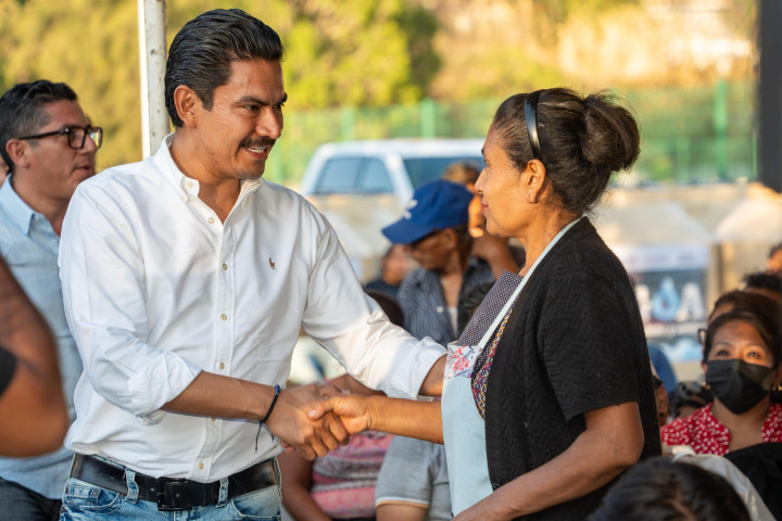 Entrega Ray Chagoya tinacos a familias de Santa Rosa Panzacola