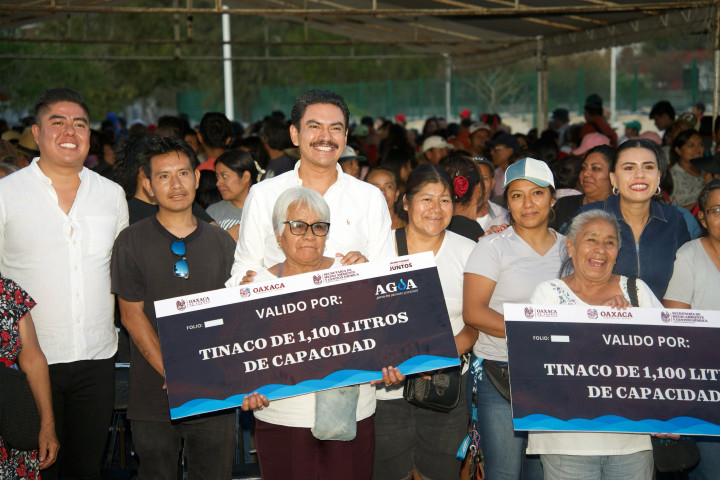 Entrega Ray Chagoya tinacos a familias de Santa Rosa Panzacola