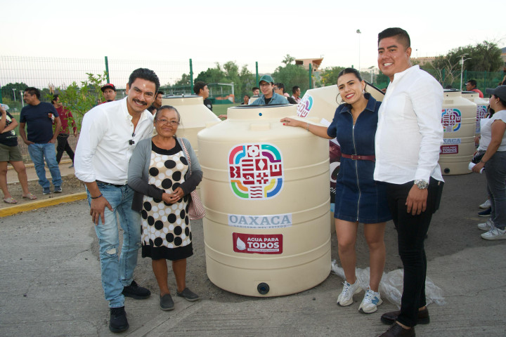 Entrega Ray Chagoya tinacos a familias de Santa Rosa Panzacola