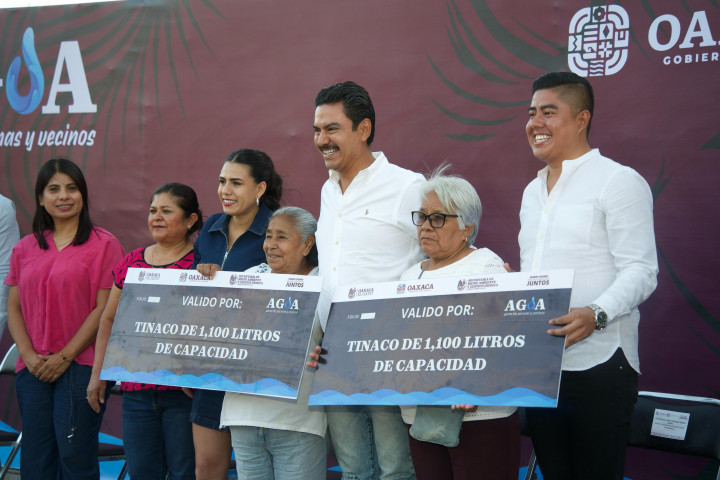 Entrega Ray Chagoya tinacos a familias de Santa Rosa Panzacola