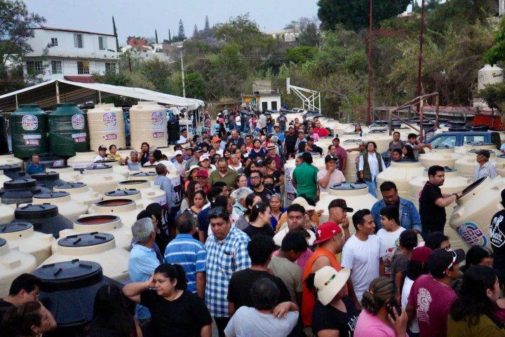 Entrega Ray Chagoya de 400 Tinacos a familias del Ejido Guadalupe Victoria