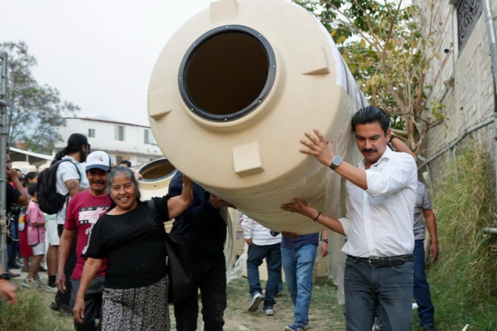 Entrega Ray Chagoya de 400 Tinacos a familias del Ejido Guadalupe Victoria