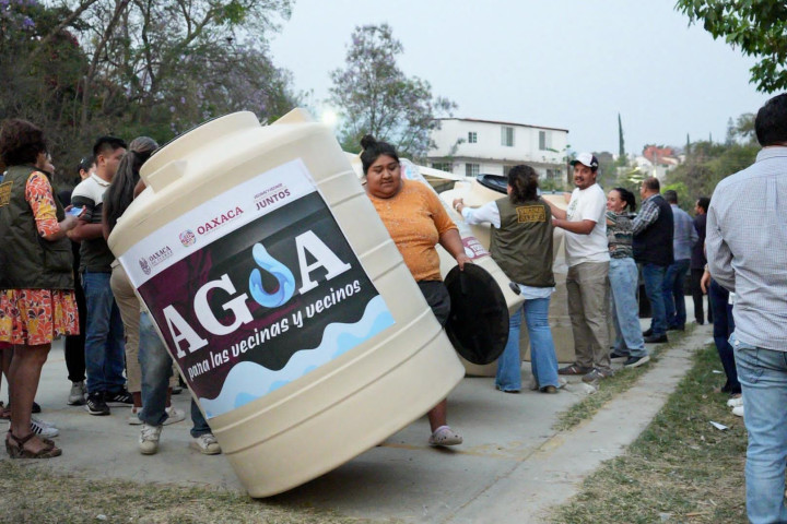 Entrega Ray Chagoya de 400 Tinacos a familias del Ejido Guadalupe Victoria
