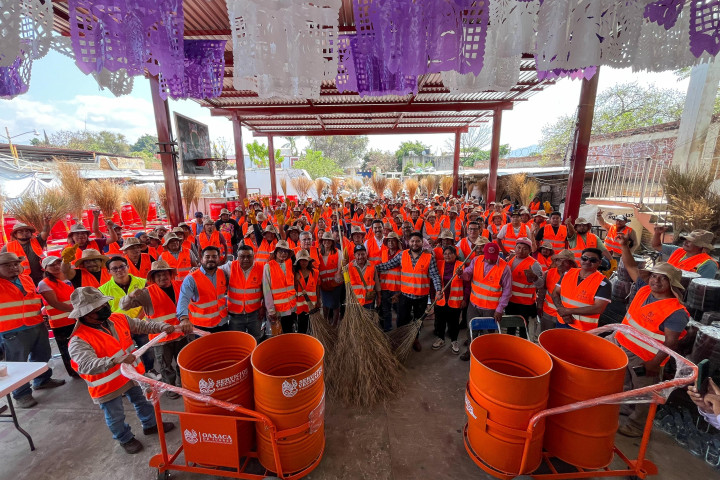Entrega Ray Chagoya herramientas de trabajo a personal de limpia y barrido