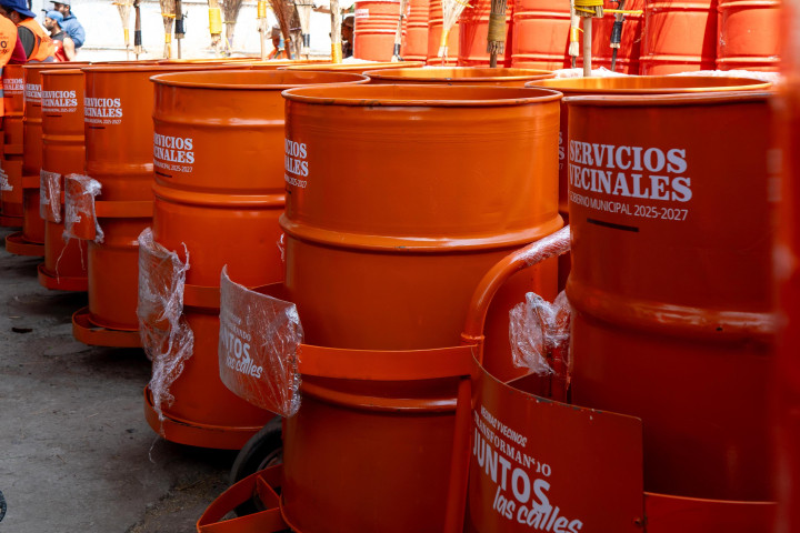 Entrega Ray Chagoya herramientas de trabajo a personal de limpia y barrido