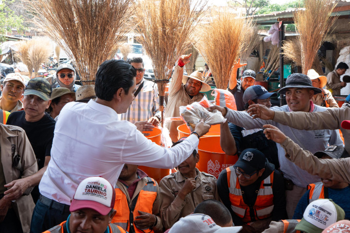 Entrega Ray Chagoya herramientas de trabajo a personal de limpia y barrido