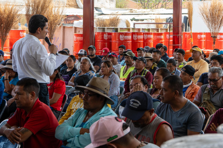 Entrega Ray Chagoya herramientas de trabajo a personal de limpia y barrido