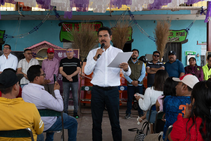 Entrega Ray Chagoya herramientas de trabajo a personal de limpia y barrido