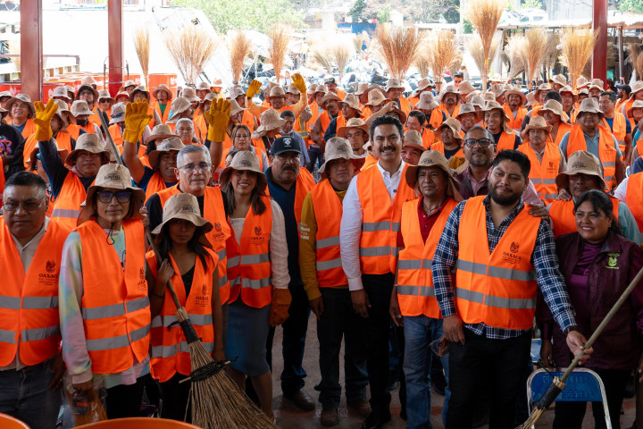 Entrega Ray Chagoya herramientas de trabajo a personal de limpia y barrido