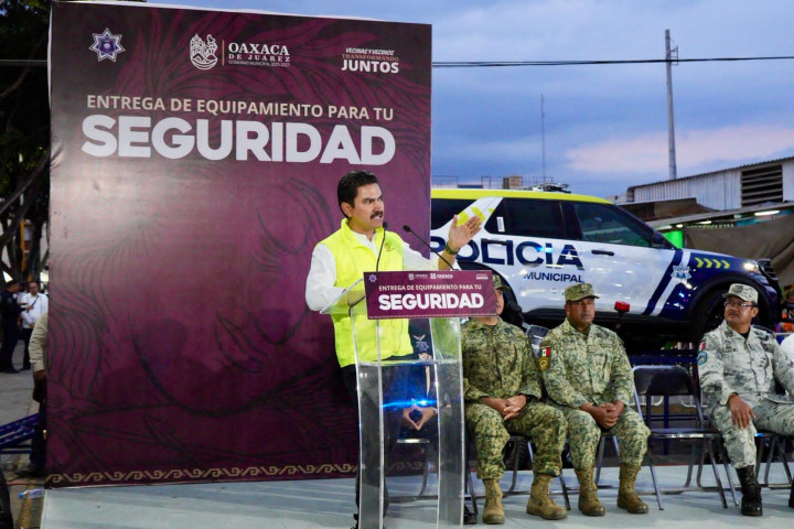 Entrega de equipamiento refuerza la seguridad en Oaxaca de Juárez