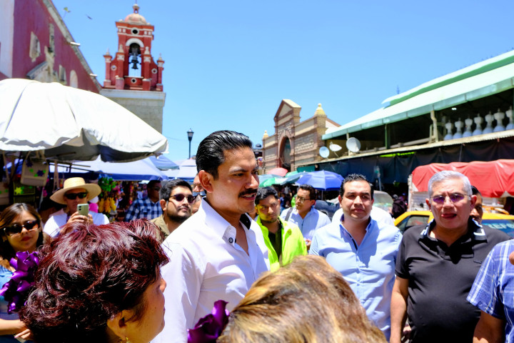 Ray Chagoya recorre mercados tradicionales en el marco del Viernes de Dolores