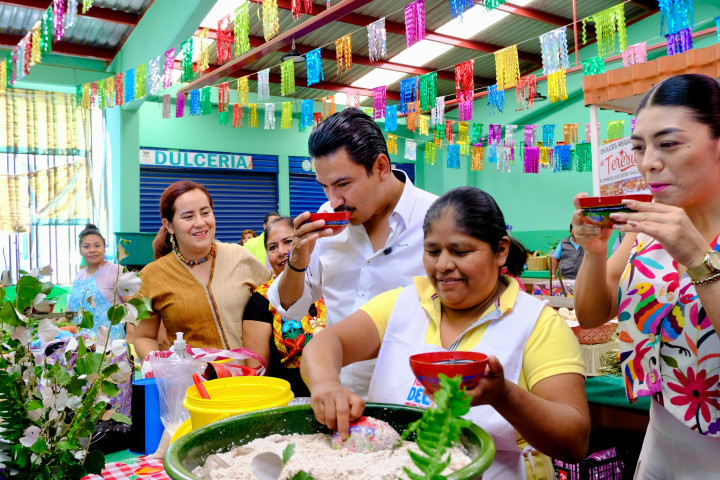 Ray Chagoya recorre mercados tradicionales en el marco del Viernes de Dolores