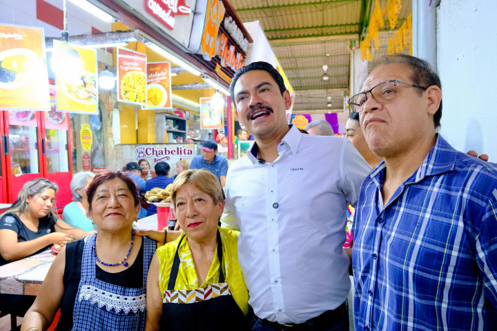 Ray Chagoya recorre mercados tradicionales en el marco del Viernes de Dolores