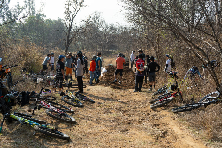 Se realiza Tequio vecinal en el Cerro del Fortín