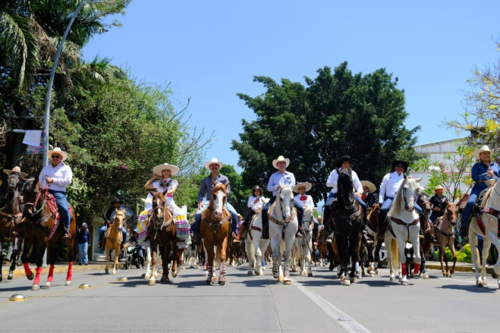 Con alegría y tradición, celebran cabalgata del Festival Primavera Rodolfo Morales