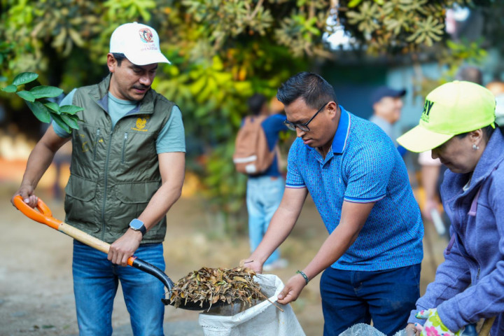 Encabeza Ray Chagoya tequio vecinal en Cinco Señores