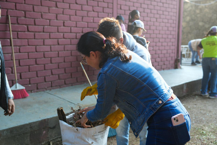 Encabeza Ray Chagoya tequio vecinal en Cinco Señores