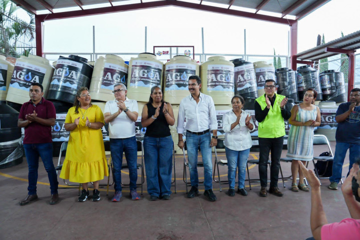 Entrega de tinacos en la Agencia de Dolores beneficia a familias oaxaqueñas