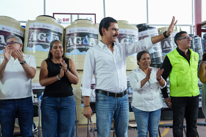 Entrega de tinacos en la Agencia de Dolores beneficia a familias oaxaqueñas