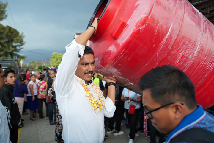 Entrega de tinacos en la Agencia de Dolores beneficia a familias oaxaqueñas