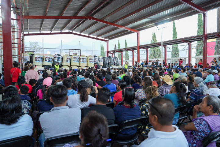 Entrega de tinacos en la Agencia de Dolores beneficia a familias oaxaqueñas