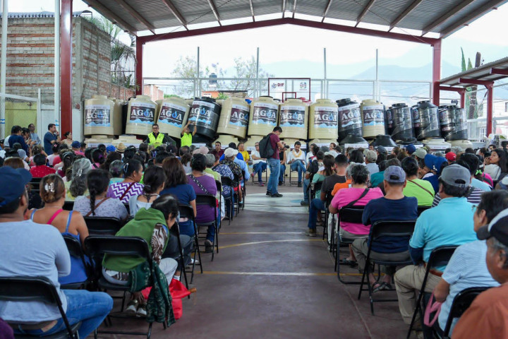 Entrega de tinacos en la Agencia de Dolores beneficia a familias oaxaqueñas