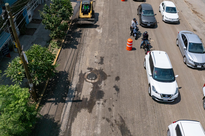 Municipio de Oaxaca de Juárez y Gobierno del Estado refuerzan acciones de bacheo en vialidades de la capital